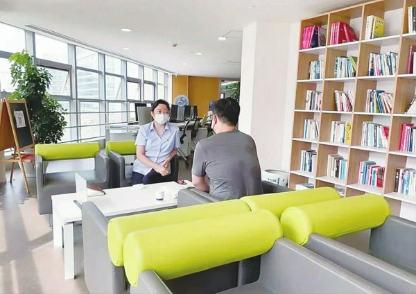 “乐业职业指导工作室”为青年提供就业咨询服务