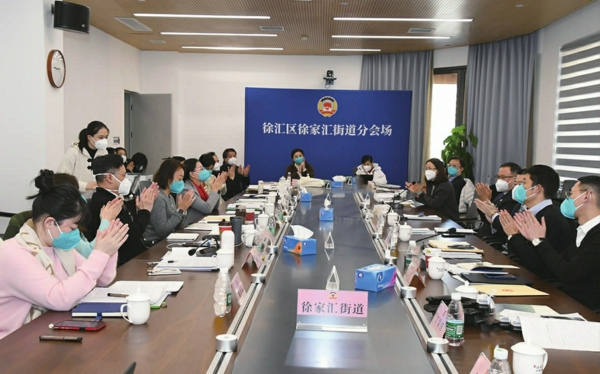 政协委员在徐家汇街道分会场热议政府工作报告