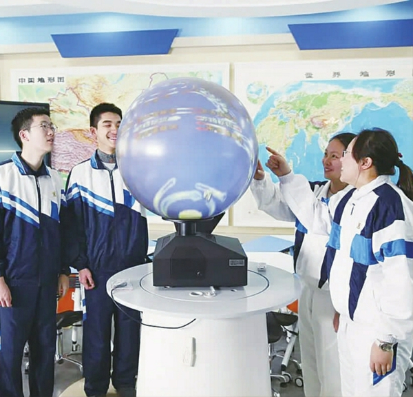 学生在天文与地理实验室观察研究
