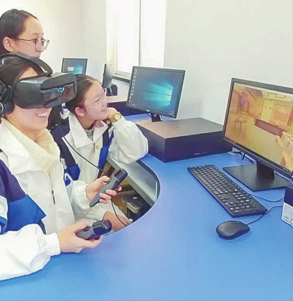 学生在虚拟现实实验室里体验VR技术