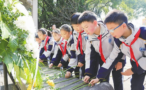 / 高安路一小的小学生们向邹容墓献花 陆翔 摄
