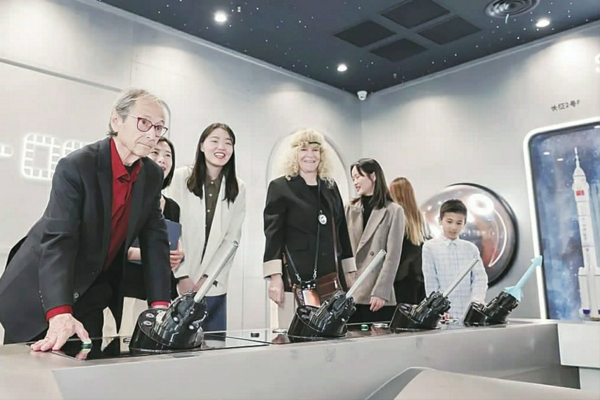 诺贝尔化学奖得主迈克尔·莱维特(左一)