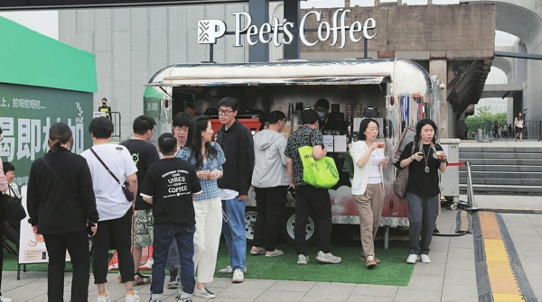 Peet’s Coffee皮爷咖啡
2017年,Peet’s Coffee来到中国,致力于为中国咖啡爱好者提供更加浓郁、醇厚、顺滑的好咖啡,在上海市徐汇区历史悠久的东湖路,开出国内第一家旗舰店。本次登陆徐汇滨江咖啡节,皮爷咖啡将为咖啡爱好者带来Peet’s经典咖啡饮品,同时,还特别创作了独具匠心的咖啡特调,期待为大家呈现不一样的精品咖啡体验。现场消费满78元赠送露营灯,消费加价购还有宠物周边。