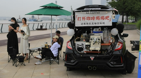 亿滋食品企业管理有限公司(奥利奥乳酪蛋糕)
作为广受欢迎的全球零食行业引领者,随着咖啡文化的迭代更新,咖啡和奥利奥轻乳酪蛋糕一样,并不在于喝咖啡时所需要的步骤多有仪式感,风味组合如何特别,不需要复杂的品鉴,随手一下,来杯咖啡,让生活喘口气。如亿滋“打咖啡”咖啡车所提倡的,或许就是在路上,随手一“打”,取杯咖啡,喝一口,能“打”心里舒口气,“打”眼里有快乐,不急不躁间,细微的小愉悦就从“打咖啡”里来。