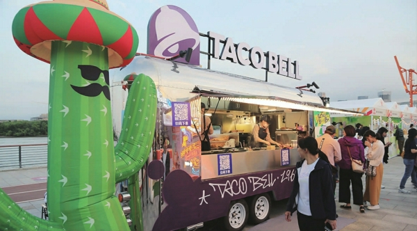 塔可钟TACO BELL
作为全球领先的墨西哥快餐品牌,塔可钟吸引了一大批忠实的粉丝。至尊牛肉塔可饼代表着塔可钟最为经典、备受欢迎的传统墨西哥风味,融合了美国和墨西哥餐饮文化的精华。喷香入味的牛肉,混合鲜辣莎莎酱、幼滑芝士酱、清新酸奶酱三种酱料,带来七彩纷呈的异国风味,堪称塔可经典。还有鲜嫩多汁的酥麻香骨鸡、墨西哥传统风味就酱吃玉米片等小食。