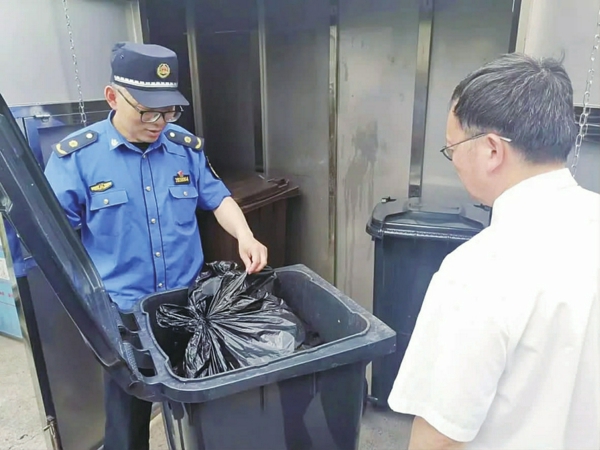 正在忙碌的张磊