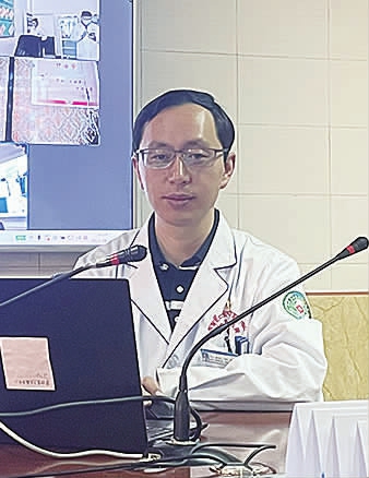 虞鲲利用云设备给乡镇卫生院讲课