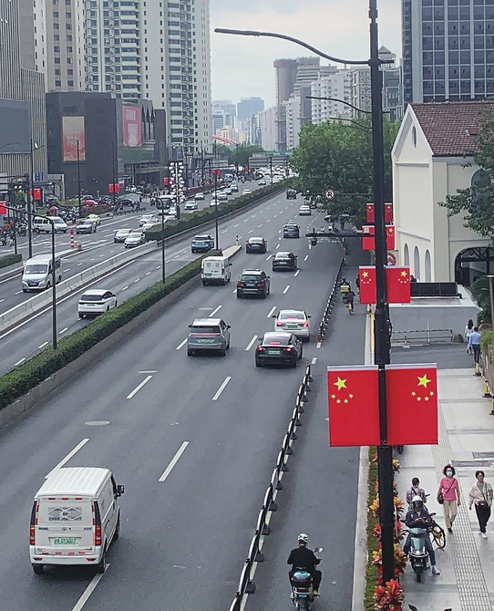 五星红旗在街头飘扬