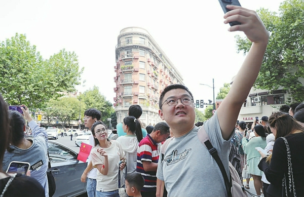 在武康大楼前留影