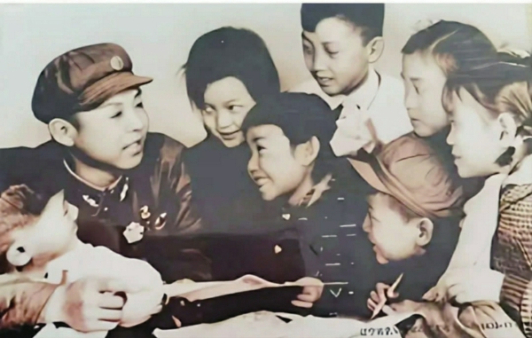 /雷锋辅导过的学生孙桂琴(左三)