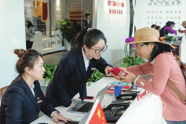 /服务人员为游客服务