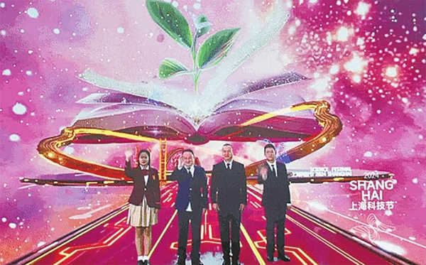 /左一为徐汇中学学生窦一帆,右二为徐汇区青少年活动中心科技教师陆梅东