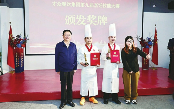 特邀嘉宾为一等奖获得者颁奖
