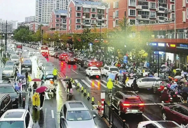 原先盛大花园小学放学时的拥堵场景
