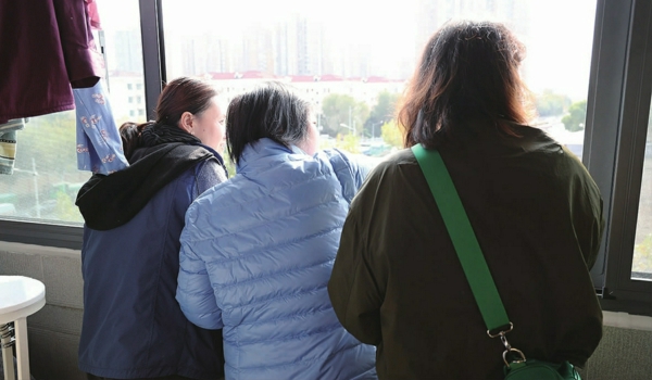推开屠阿姨家的阳台窗,美好风景一览无余