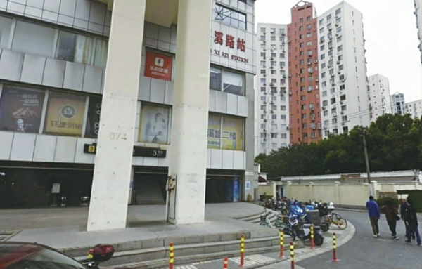 漕溪路地铁站3号口站前广场(改造前)