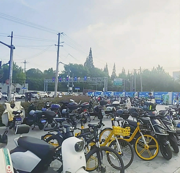 桂林公园地铁站非机动车停放点(改造前)