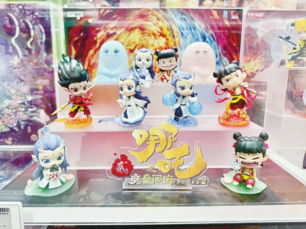 泡泡玛特推出的联名款盲盒