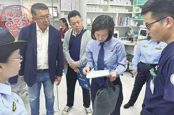 区生态环境局与区检察院及“益心为公”志愿者对宠物诊疗机构开展联合检查