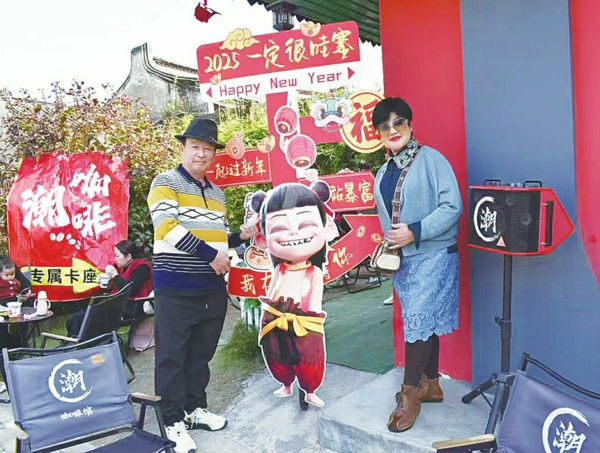 市民出游时与哪吒卡通形象合影