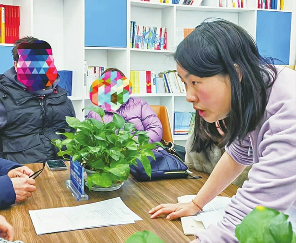 调解员周翔燕正在开展诉调前置调解