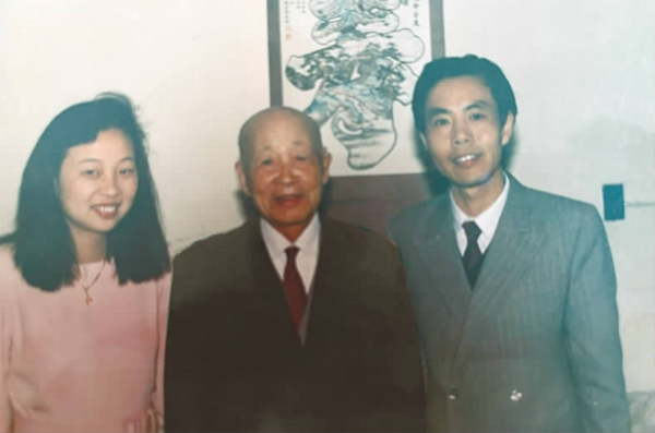 苏步青教授(中)与作者(左)及丈夫合影