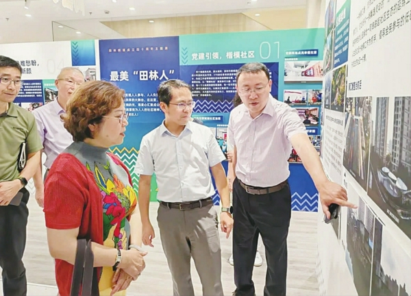 人大代表参观田林街道成立四十周年主题展