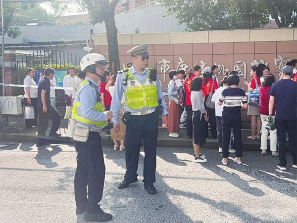 民警维护校园周边秩序