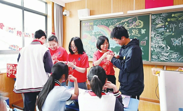园南中学学子系上祝福手绳