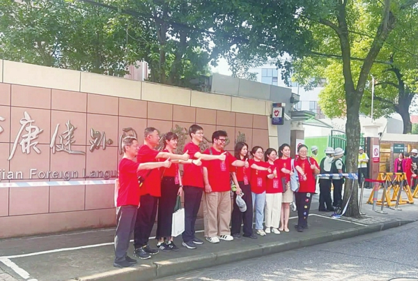 送考教师和校长为学生加油