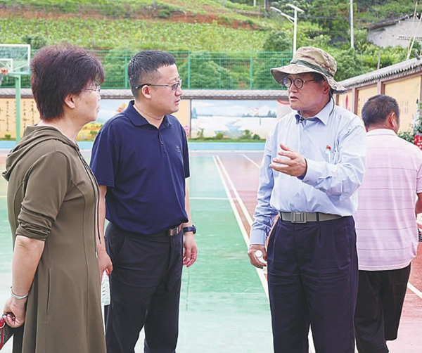张志勇(左三)与徐汇援藏干部交流