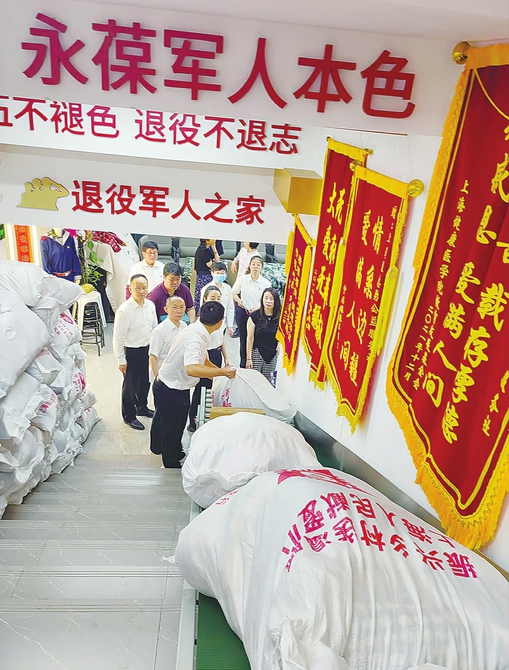 出发前志愿者搬运物资