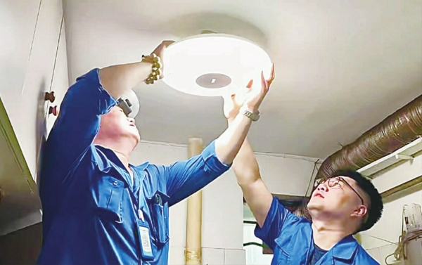 为有需要的独居老人安装毫米波雷达灯具