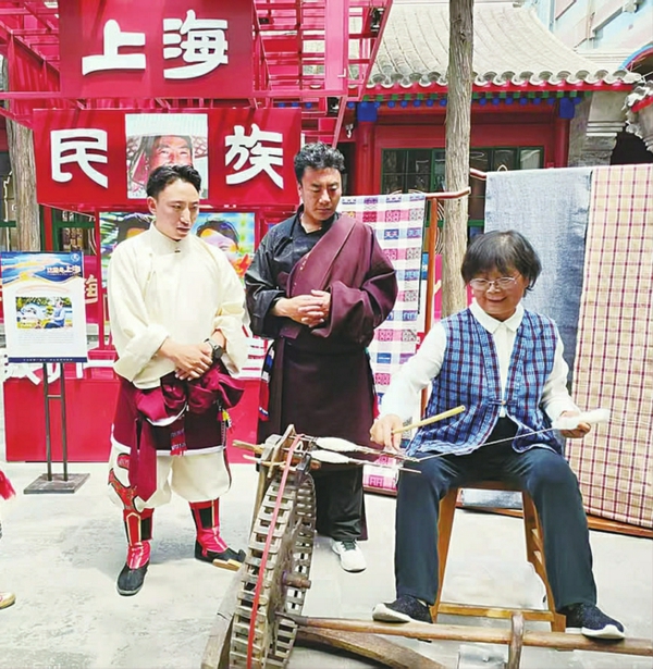 林秀梅(右一)在演示“三锭纺车”技艺