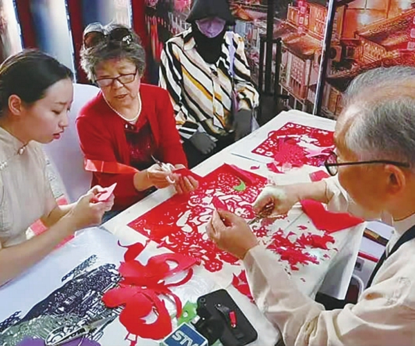现场交流非遗技艺