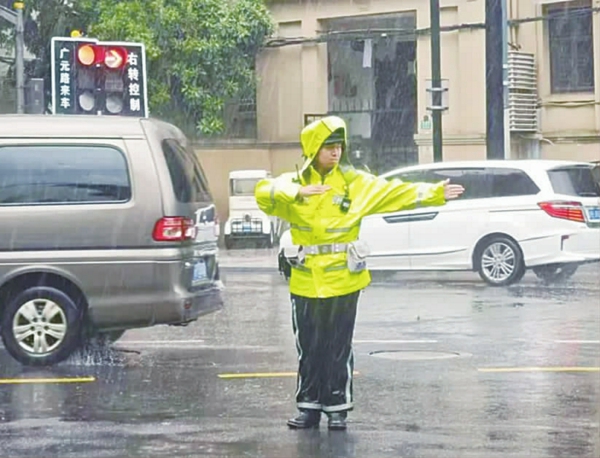 徐汇交警在衡山路宛平路开展交通疏导