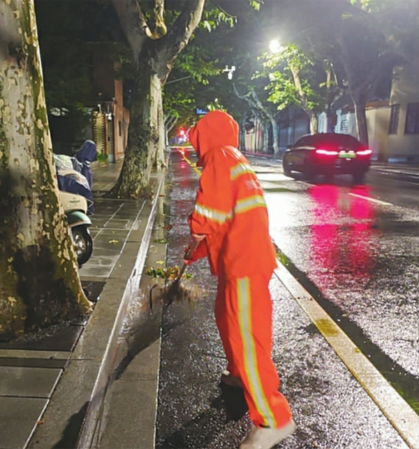 环卫工人凌晨4点清扫街面上各类垃圾