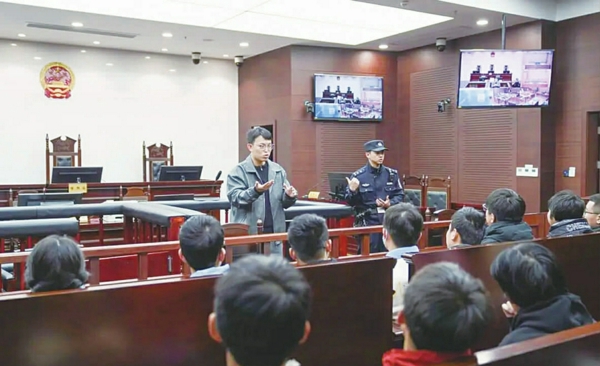 学生参观审判庭