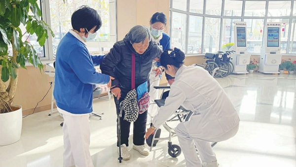 “小飞燕”为行动不便的患者提供陪诊服务