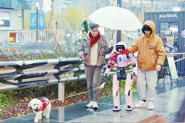 机器人“模小速”在徐汇西岸巡街遛狗