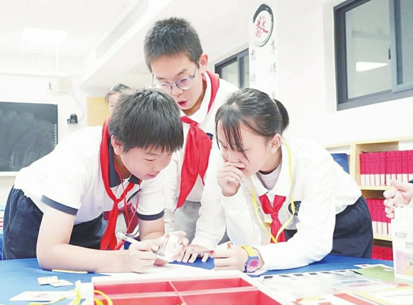 学生参与科创活动