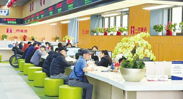 受理中心大厅居民办理业务