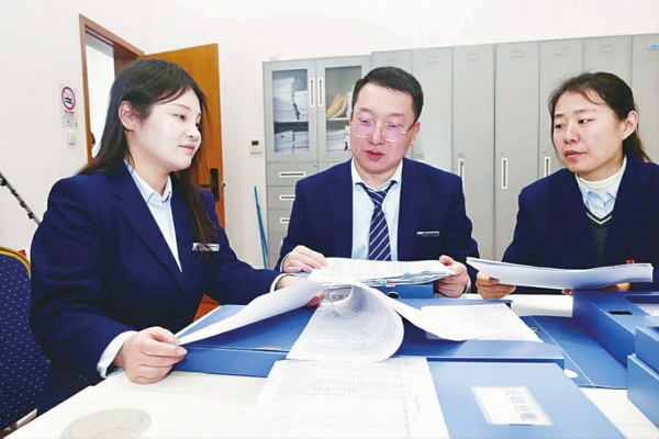 民政干部整理一户一档档案