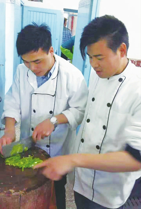 兰凡(右)和他弟弟兰成