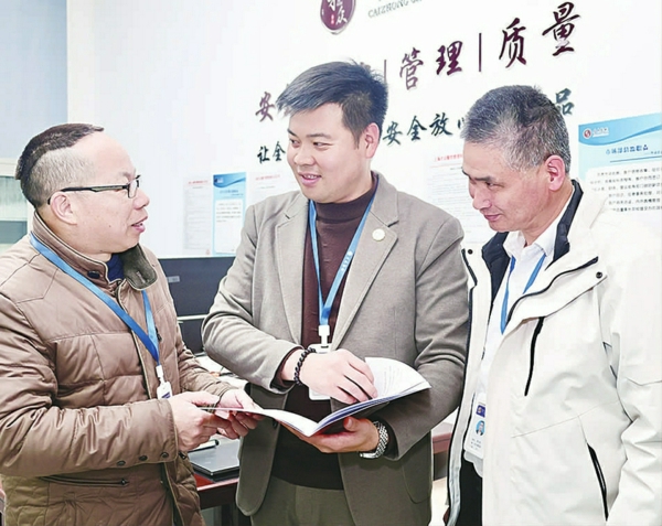 兰凡(中)和团队