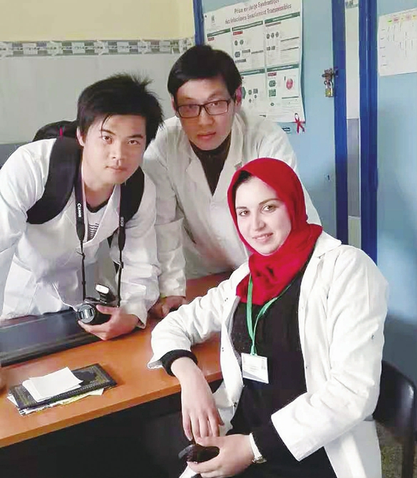 兰凡(左一)在摩洛哥下乡期间