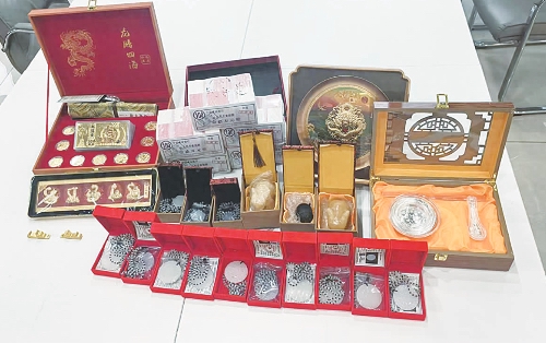 这是警方查获的诈骗团伙直播所用道具。(受访对象供图)
