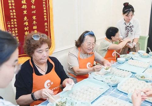 居民们聚在一起包馄饨